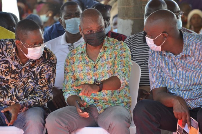 Kilifi governor Amason Kingi joined other leaders and mourners as we laid to rest Mzee Anthony Jilani Ndore, father-in-law to Hon. William Mtengo and Maj. Daniel Mungaro at his home in Bureni, Junju ward.