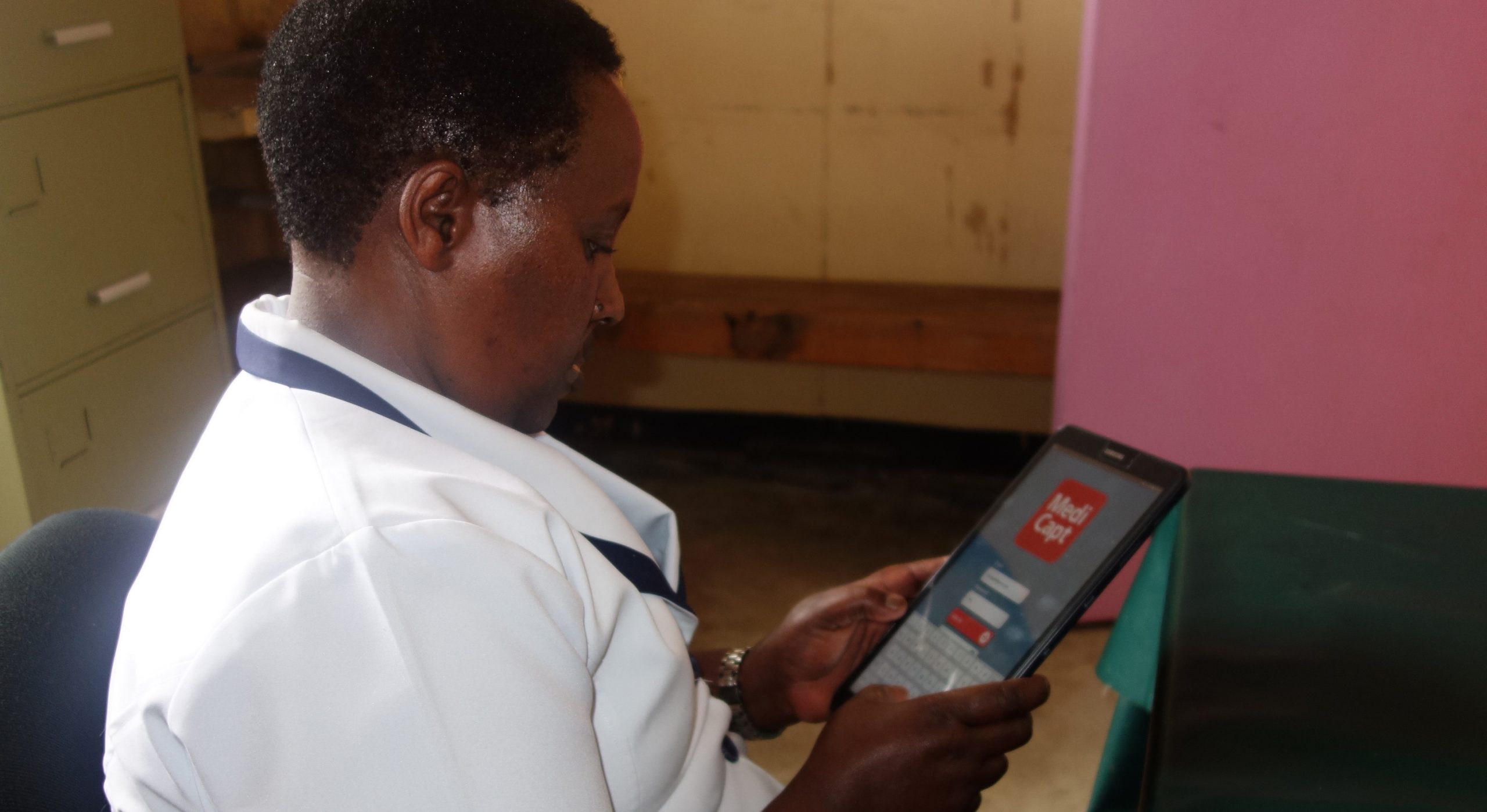 Emilyi-Kiragu-senior-nursing-office-at-Naivasha-Hospital-using-mediCapt-Nov-2018