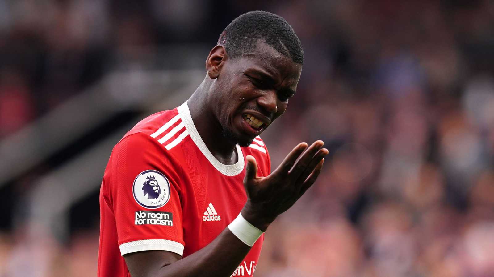 Paul-Pogba-reacting-to-a-head-injury-while-playing-for-Manchester-United