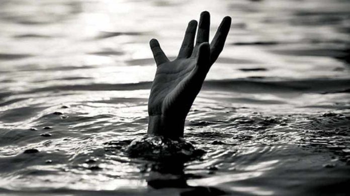 880465-drowning