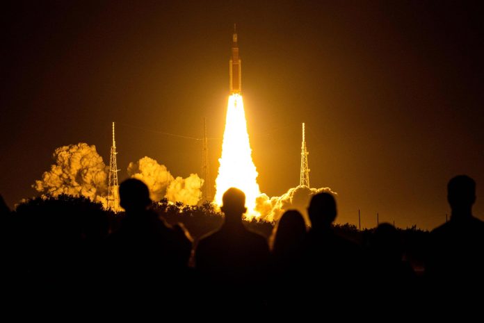 221116021136-06-artemis-launch-111522