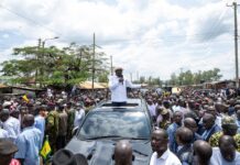 ‘Kichwa yako ni mzuri!’ Ruto scolds his security guard at a political rally