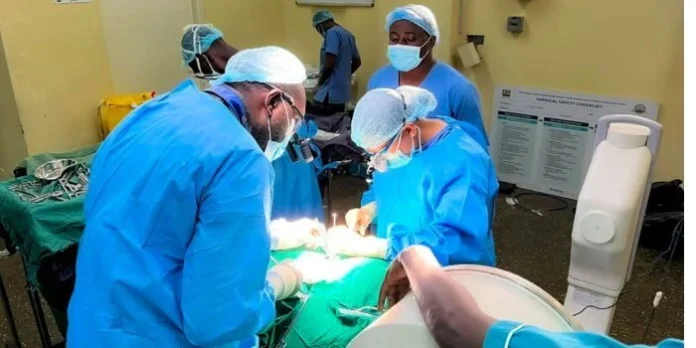 doctors_conducting_surgery